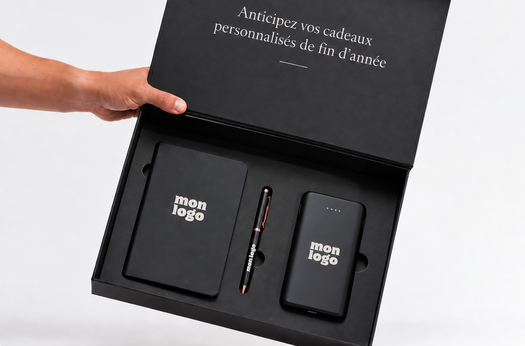 Coffret cadeau personnalisé ouvert : carnet, stylo et batterie externe marqués d'un logo