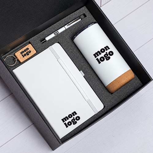 Exemple de composition : coffret noir avec carnet blanc, mug isotherme, stylo et porte-clés en liège